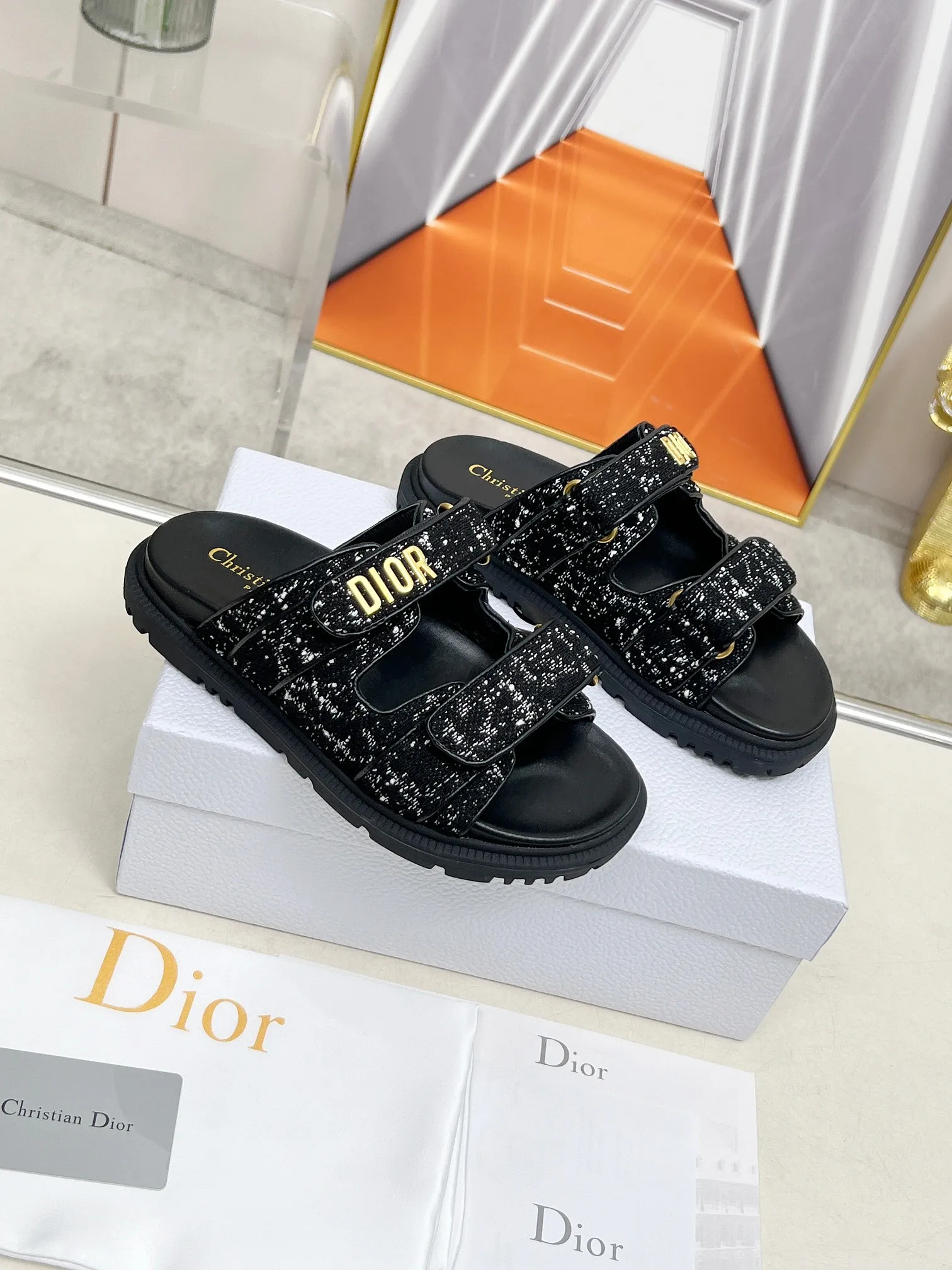 👟👟Ex-factory price 480👟👟Dior👏👏New classic style. 🔥Purchasing-level qualityThick-soled slippers popular in foreign counters. Upper➕Inner: original customized material, original mold opening of sole 1.1 (lightweight, code number 35-40 (41/42 can be customized)
